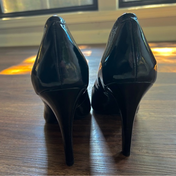 BCBGENERATION Black Patent Leather Pointed Toe Stiletto Pumps 4” Classic | 9 - Picture 6 of 9